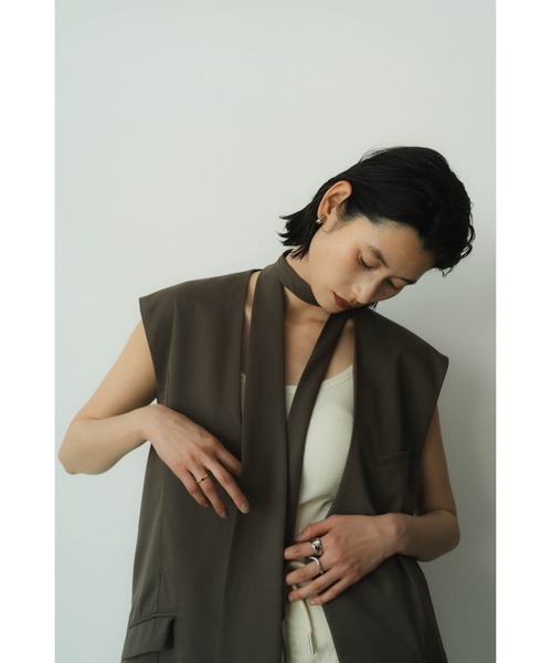 Knuth Marf(クヌースマーフ)の「2way collarless gilet(unisex)(ベスト・レディース・グレイッシュベージュ・FREE)」の2枚目の写真