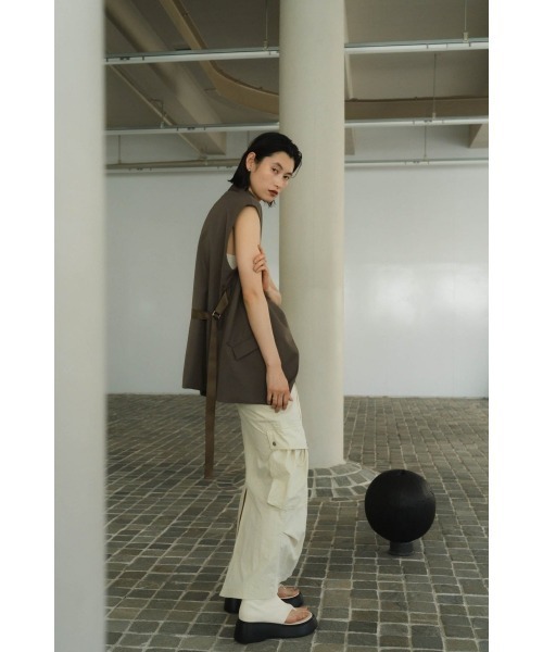 Knuth Marf(クヌースマーフ)の「2way collarless gilet(unisex)(ベスト・レディース・グレイッシュベージュ・FREE)」の10枚目の写真