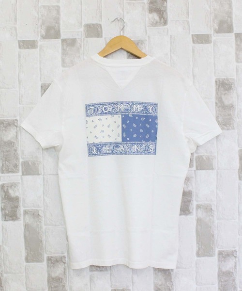 TOMMY HILFIGER(トミーヒルフィガー)の「TJM ペイズリーフラッグバックプリントTシャツ TJM REG PAISLEY FLAG TEE EXT(Tシャツ/カットソー・メンズ・ホワイト/ブラック・XL/L/M)」の1枚目の写真