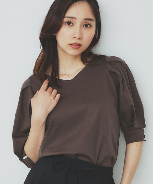 index(インデックス)の「《5色展開》Vネックタックパフスリーブトップス【洗濯機洗い可/UVケア/接触冷感】(Tシャツ/カットソー・レディース・サックスブルー/ナチュラル/ブラウン系その他/チャコールグレー/ブラック・36/42/38/40)」の3枚目の写真