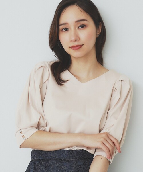 index(インデックス)の「《5色展開》Vネックタックパフスリーブトップス【洗濯機洗い可/UVケア/接触冷感】(Tシャツ/カットソー・レディース・サックスブルー/ナチュラル/ブラウン系その他/チャコールグレー/ブラック・36/42/38/40)」の4枚目の写真