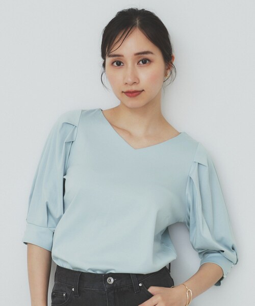 index(インデックス)の「《5色展開》Vネックタックパフスリーブトップス【洗濯機洗い可/UVケア/接触冷感】(Tシャツ/カットソー・レディース・サックスブルー/ナチュラル/ブラウン系その他/チャコールグレー/ブラック・36/42/38/40)」の5枚目の写真