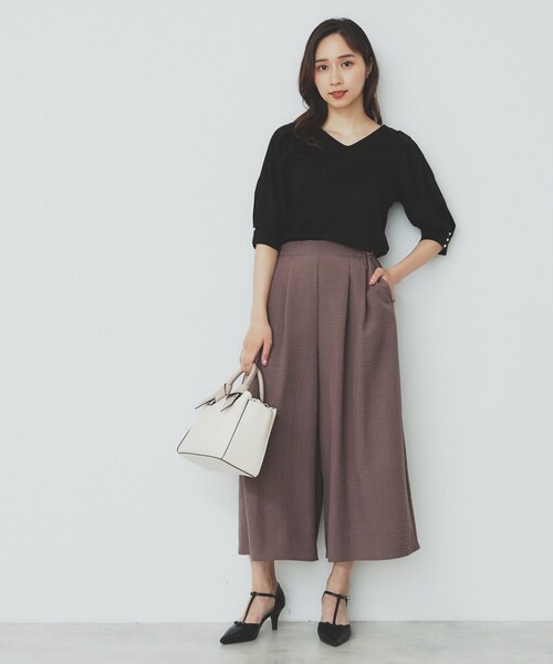 index(インデックス)の「《5色展開》Vネックタックパフスリーブトップス【洗濯機洗い可/UVケア/接触冷感】(Tシャツ/カットソー・レディース・サックスブルー/ナチュラル/ブラウン系その他/チャコールグレー/ブラック・36/42/38/40)」の14枚目の写真