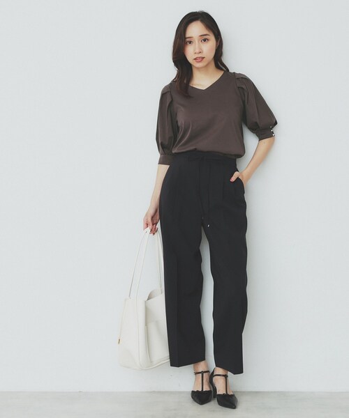 index(インデックス)の「《5色展開》Vネックタックパフスリーブトップス【洗濯機洗い可/UVケア/接触冷感】(Tシャツ/カットソー・レディース・サックスブルー/ナチュラル/ブラウン系その他/チャコールグレー/ブラック・36/42/38/40)」の18枚目の写真