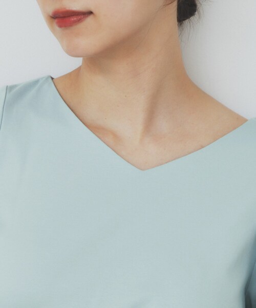 index(インデックス)の「《5色展開》Vネックタックパフスリーブトップス【洗濯機洗い可/UVケア/接触冷感】(Tシャツ/カットソー・レディース・サックスブルー/ナチュラル/ブラウン系その他/チャコールグレー/ブラック・36/42/38/40)」の6枚目の写真