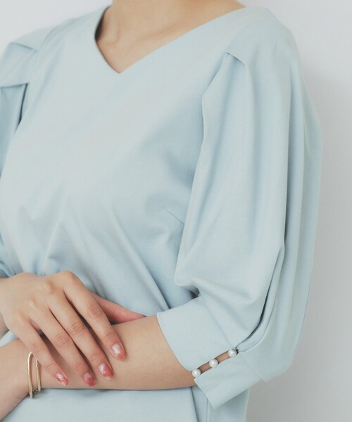 index(インデックス)の「《5色展開》Vネックタックパフスリーブトップス【洗濯機洗い可/UVケア/接触冷感】(Tシャツ/カットソー・レディース・サックスブルー/ナチュラル/ブラウン系その他/チャコールグレー/ブラック・36/42/38/40)」の7枚目の写真