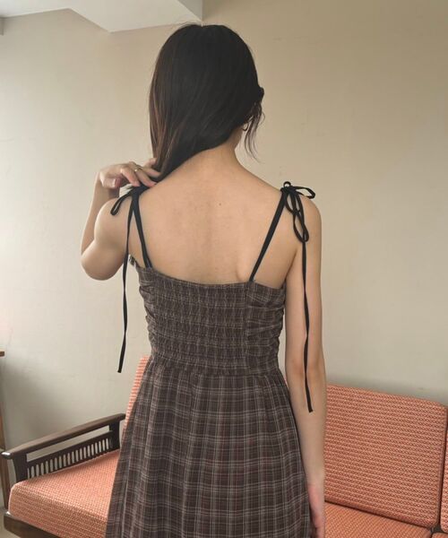 MAJESTIC LEGON(マジェスティックレゴン)の「バイカラーリボンキャミワンピース(ワンピース・レディース・ブラック/ホワイト系その他2/ブラウン系その他2/ブラック系その他・SMALL/MEDIUM)」の5枚目の写真