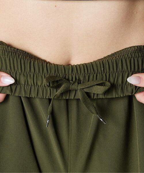 UNDER ARMOUR（アンダーアーマー）の「UAバニッシュ 5インチ ショーツ（トレーニング/レディース）（その他パンツ・レディース・グリーン系・L/XL/M/S）」の6枚目の写真