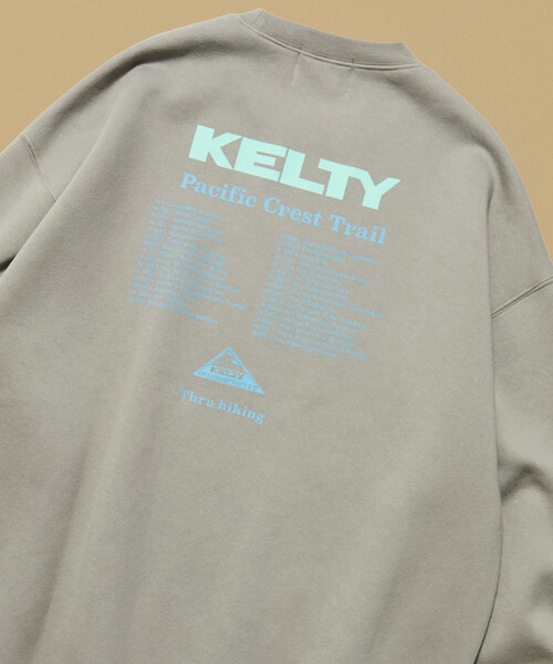 FREAK'S STORE(フリークスストア)の「限定展開 KELTY×FREAK'S STORE/ケルティ 別注 ツアーロゴ バックプリント クルーネックスウェット(スウェット・メンズ・アッシュグレー/ブラック/オリーブ/スミクロ/グレイッシュベージュ・LARGE/MEDIUM/SMALL)」の4枚目の写真