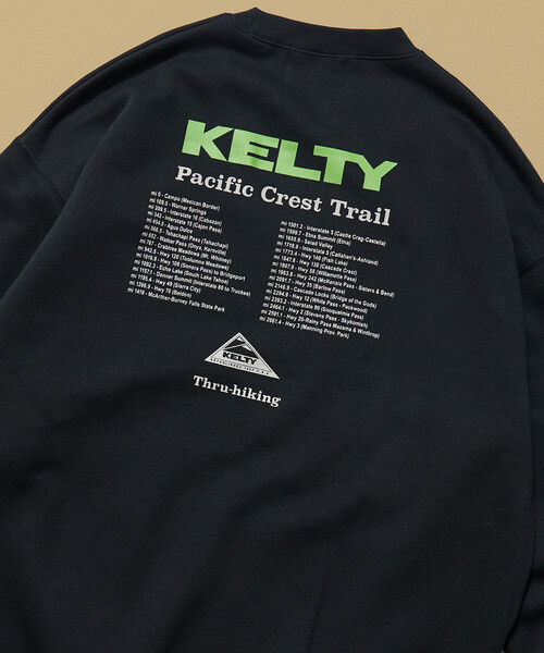 FREAK'S STORE(フリークスストア)の「限定展開 KELTY×FREAK'S STORE/ケルティ 別注 ツアーロゴ バックプリント クルーネックスウェット(スウェット・メンズ・アッシュグレー/ブラック/オリーブ/スミクロ/グレイッシュベージュ・LARGE/MEDIUM/SMALL)」の2枚目の写真