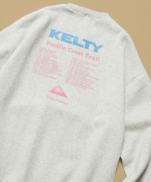 FREAK'S STORE(フリークスストア)の「限定展開 KELTY×FREAK'S STORE/ケルティ 別注 ツアーロゴ バックプリント クルーネックスウェット(スウェット・メンズ・アッシュグレー/ブラック/オリーブ/スミクロ/グレイッシュベージュ・LARGE/MEDIUM/SMALL)」の7枚目の写真