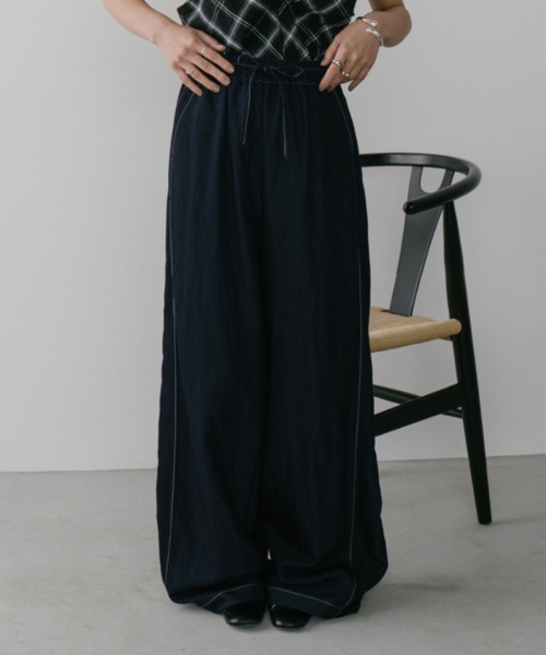 DRWCYS（ドロシーズ）の「サイドラインワイドパンツ（スラックス・レディース・ベージュ/ブルー・FREE）」の2枚目の写真