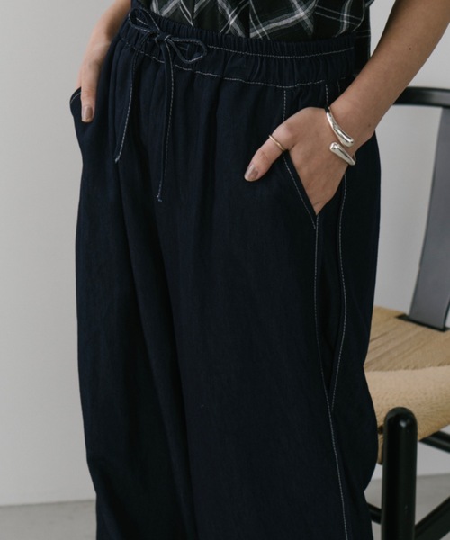 DRWCYS（ドロシーズ）の「サイドラインワイドパンツ（スラックス・レディース・ベージュ/ブルー・FREE）」の4枚目の写真