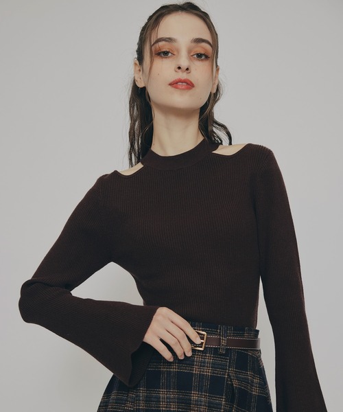 REDYAZEL（レディアゼル）の「カットアウトリブニットトップス（ニット/セーター・レディース・オフホワイト/ブラック/ブルー/チャコールグレー/オレンジ/ブラウン・FREE）」の4枚目の写真