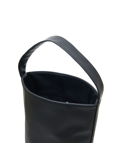 CLANE(クラネ)の「FAKE LEATHER LARGE TOTE BAG(トートバッグ・レディース・ブラック・F)」の13枚目の写真