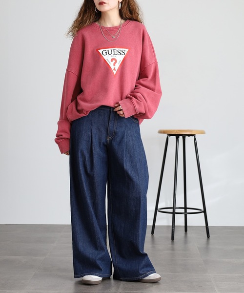 GUESS JEANS(ゲスジーンズ)の「GUESS JEANS アイコニック トライアングル クルーネックスウェット(スウェット・レディース・ブラック/レッド・M/S/L/XS)」の13枚目の写真