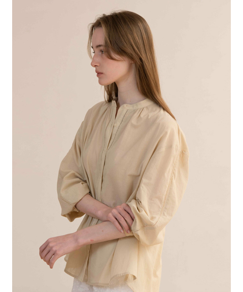 OVEOF（オブオブ）の「Como Punching Blouse_Beige（シャツ/ブラウス・レディース・その他・FREE）」の3枚目の写真
