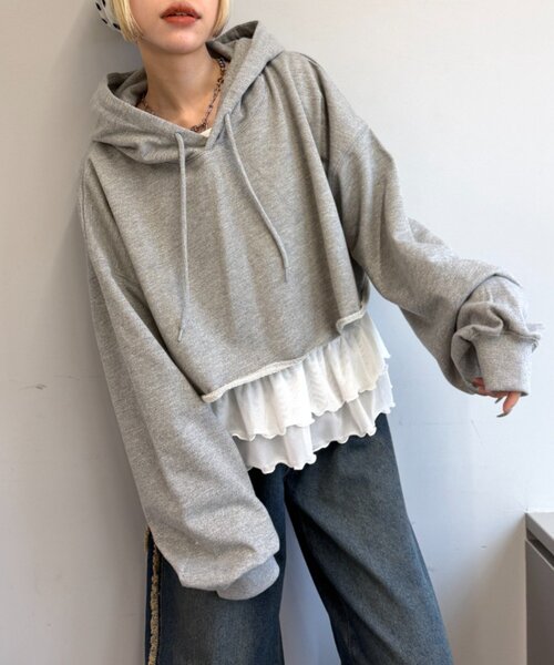 w closet（ダブルクローゼット）の「ラメショートパーカー（パーカー・レディース・アイボリー/グレー・FREE）」の2枚目の写真