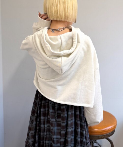 w closet（ダブルクローゼット）の「ラメショートパーカー（パーカー・レディース・アイボリー/グレー・FREE）」の4枚目の写真