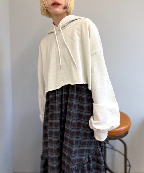 w closet（ダブルクローゼット）の「ラメショートパーカー（パーカー・レディース・アイボリー/グレー・FREE）」の6枚目の写真