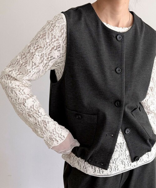 fredy emue(フレディエミュ)の「【セットアップ対応】ポンチノーカラージレ(ベスト・レディース・ブラック/チャコールグレー・38)」の1枚目の写真