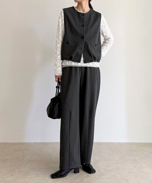 fredy emue(フレディエミュ)の「【セットアップ対応】ポンチノーカラージレ(ベスト・レディース・ブラック/チャコールグレー・38)」の4枚目の写真