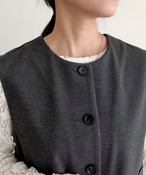fredy emue(フレディエミュ)の「【セットアップ対応】ポンチノーカラージレ(ベスト・レディース・ブラック/チャコールグレー・38)」の13枚目の写真