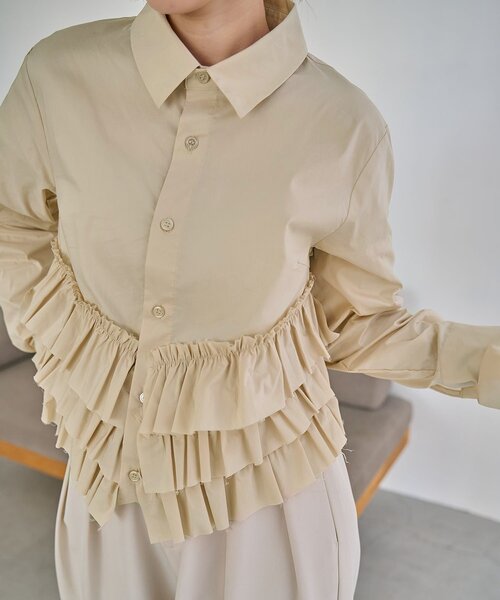 CAPRICIEUX LE'MAGE（カプリシューレマージュ）の「裾フリルシャツ（シャツ/ブラウス・レディース・ブルー/ホワイト/ベージュ・FREE）」の2枚目の写真
