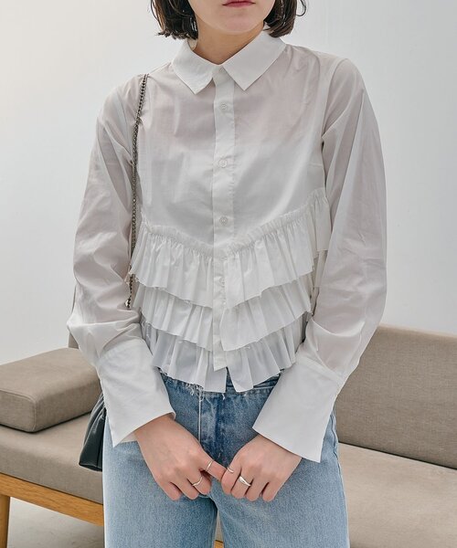 CAPRICIEUX LE'MAGE（カプリシューレマージュ）の「裾フリルシャツ（シャツ/ブラウス・レディース・ブルー/ホワイト/ベージュ・FREE）」の5枚目の写真