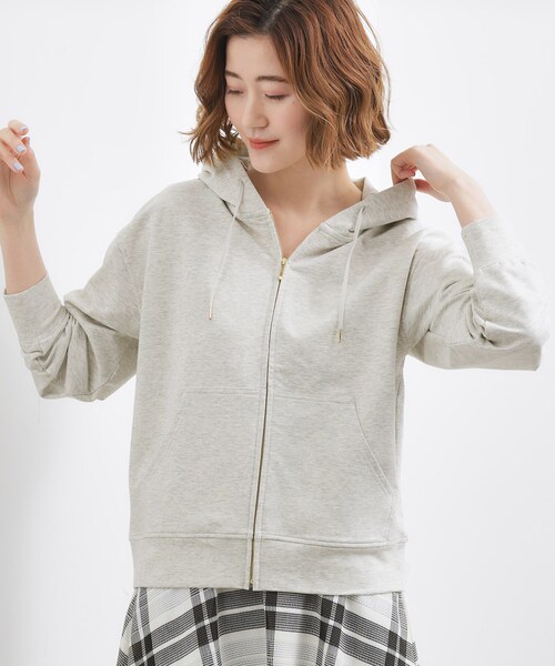 grove(グローブ)の「軽やかに羽織れてシーズンレスに活躍! 大人のジップパーカー(パーカー・レディース・グレー/アイボリー/ベビーピンク・02/03/01/04/05)」の4枚目の写真