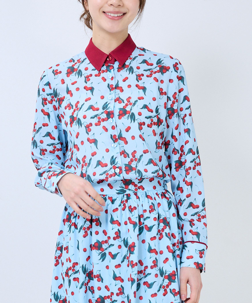 NARACAMICIE（ナラカミーチェ）の「【NARACAMICIE】チェリー柄配色シャツ衿長袖ブラウス（シャツ/ブラウス・レディース・ネイビー/ブルー・L/M）」の2枚目の写真