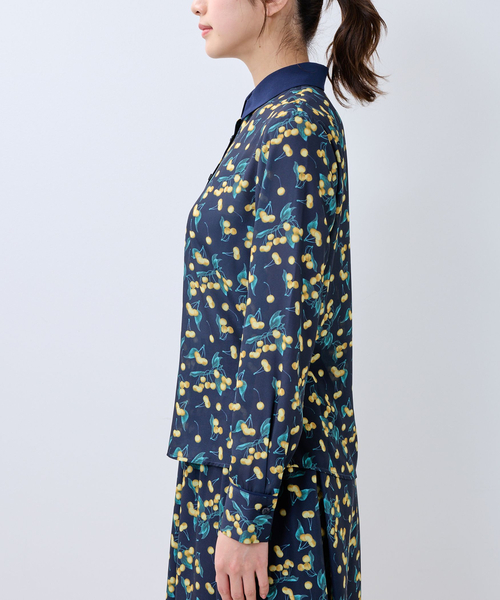 NARACAMICIE（ナラカミーチェ）の「【NARACAMICIE】チェリー柄配色シャツ衿長袖ブラウス（シャツ/ブラウス・レディース・ネイビー/ブルー・L/M）」の4枚目の写真