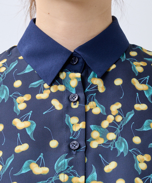 NARACAMICIE（ナラカミーチェ）の「【NARACAMICIE】チェリー柄配色シャツ衿長袖ブラウス（シャツ/ブラウス・レディース・ネイビー/ブルー・L/M）」の6枚目の写真