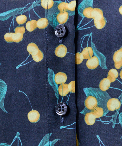 NARACAMICIE（ナラカミーチェ）の「【NARACAMICIE】チェリー柄配色シャツ衿長袖ブラウス（シャツ/ブラウス・レディース・ネイビー/ブルー・L/M）」の9枚目の写真