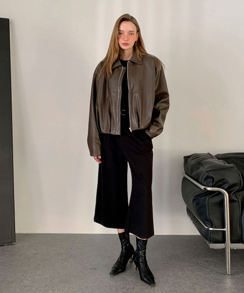VASCARA(バスカラ)の「Faux Leather Shirring Zip-up Jacket (2colors)(ライダースジャケット・レディース・ブラック/ブラウン・FREE)」の4枚目の写真
