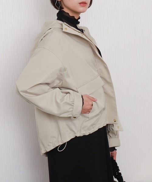 libelle more（リベル モア）の「【テフロン加工／防汚機能／撥水】Eツイルギャザーブルゾン マウンテンパーカー（マウンテンパーカー・レディース・ブラック/オリーブ/グレイッシュベージュ/アイボリー/ネイビー・L/M）」の3枚目の写真