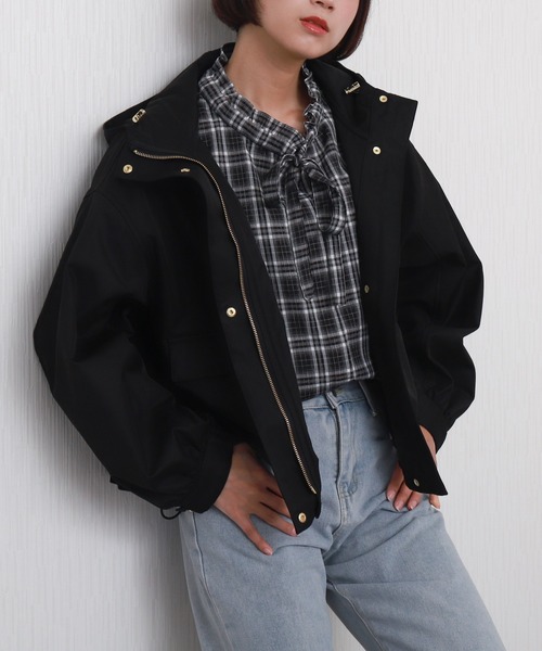 libelle more（リベル モア）の「【テフロン加工／防汚機能／撥水】Eツイルギャザーブルゾン マウンテンパーカー（マウンテンパーカー・レディース・ブラック/オリーブ/グレイッシュベージュ/アイボリー/ネイビー・L/M）」の2枚目の写真