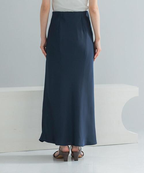 URBAN RESEARCH ROSSO WOMEN（アーバンリサーチ　ロッソ）の「ヴィンテージシルキーサテンイージースカート（スカート・レディース・オフホワイト/ネイビー・36/38）」の11枚目の写真