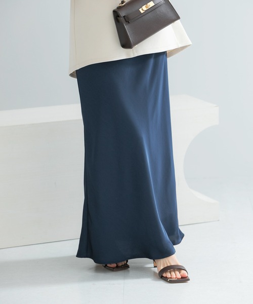 URBAN RESEARCH ROSSO WOMEN(アーバンリサーチ ロッソ)の「ヴィンテージシルキーサテンイージースカート(スカート・レディース・オフホワイト/ネイビー・36/38)」の2枚目の写真