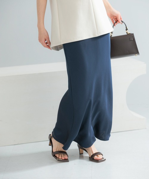 URBAN RESEARCH ROSSO WOMEN(アーバンリサーチ ロッソ)の「ヴィンテージシルキーサテンイージースカート(スカート・レディース・オフホワイト/ネイビー・36/38)」の7枚目の写真