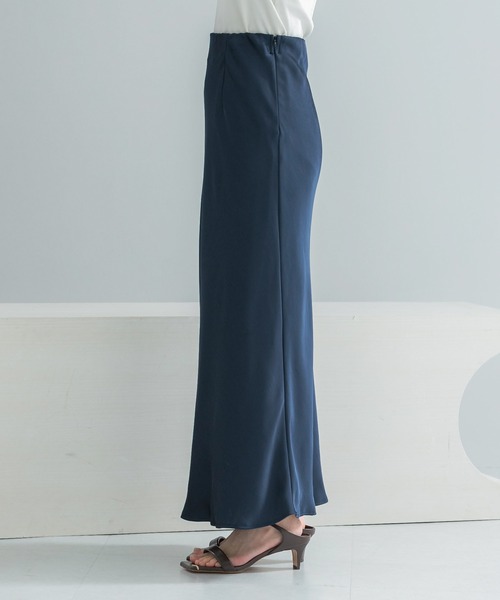 URBAN RESEARCH ROSSO WOMEN(アーバンリサーチ ロッソ)の「ヴィンテージシルキーサテンイージースカート(スカート・レディース・オフホワイト/ネイビー・36/38)」の12枚目の写真