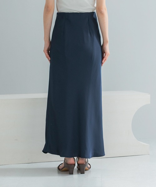 URBAN RESEARCH ROSSO WOMEN(アーバンリサーチ ロッソ)の「ヴィンテージシルキーサテンイージースカート(スカート・レディース・オフホワイト/ネイビー・36/38)」の13枚目の写真