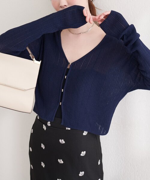 natural couture（ナチュラルクチュール）の「リブ柄入りフロントホックカーディガン（カーディガン/ボレロ・レディース・ブラック/サックスブルー/ネイビー/イエロー/ピンク/オフホワイト・FREE）」の4枚目の写真