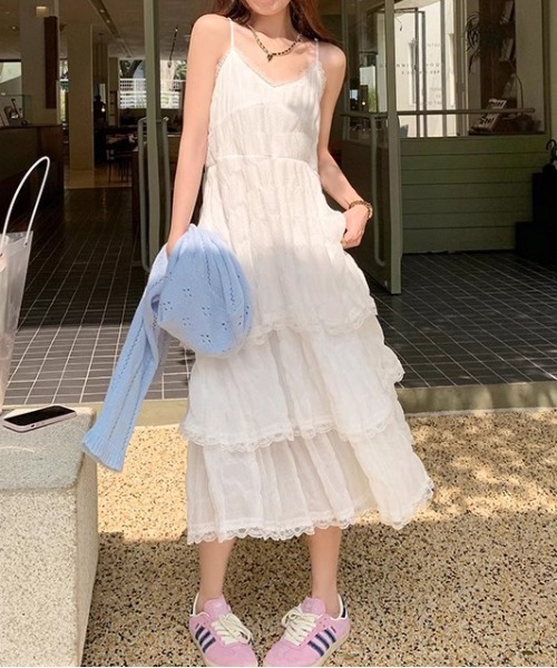 &soiree(アンドソワレ)の「Vネックレースティアードキャミワンピース(ワンピース・レディース・ホワイト/パープル・LARGE/MEDIUM/SMALL)」の4枚目の写真