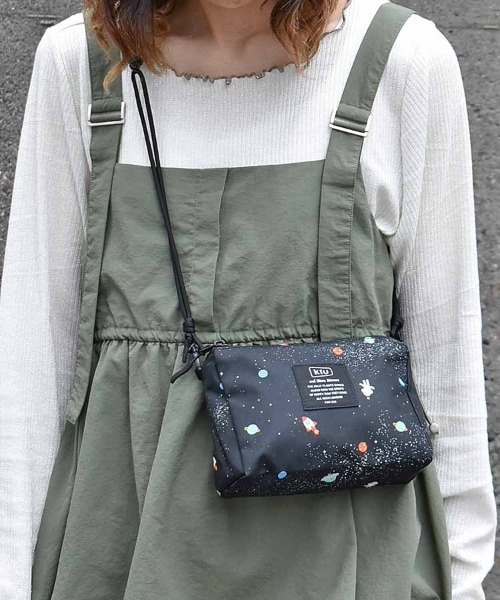 KiU(キウ)の「【KiU and BleuBleuet】KiUパラコードサコッシュポーチ(ショルダーバッグ・レディース・ブルー/ブラック系その他/ブラック/ネイビー/ネイビー系・FREE)」の2枚目の写真