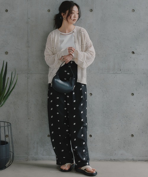 slattgir(スラットジール)の「高身長 花柄刺しゅうツイルタックパンツ(トールサイズ)Essenave(その他パンツ・レディース・グレー/ブラック・TM/T3L/TL/TLL)」の22枚目の写真
