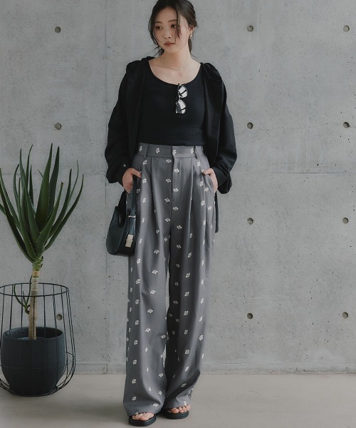slattgir(スラットジール)の「高身長 花柄刺しゅうツイルタックパンツ(トールサイズ)Essenave(その他パンツ・レディース・グレー/ブラック・TM/T3L/TL/TLL)」の16枚目の写真