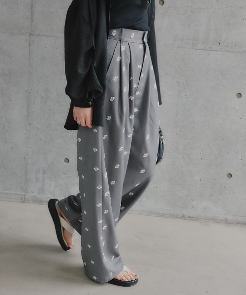 slattgir(スラットジール)の「高身長 花柄刺しゅうツイルタックパンツ(トールサイズ)Essenave(その他パンツ・レディース・グレー/ブラック・TM/T3L/TL/TLL)」の19枚目の写真