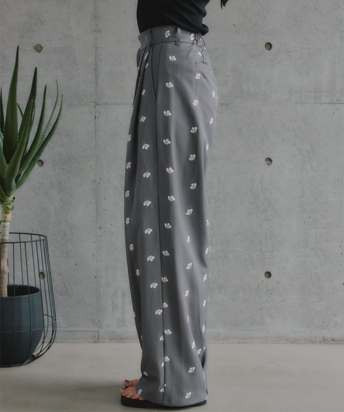 slattgir(スラットジール)の「高身長 花柄刺しゅうツイルタックパンツ(トールサイズ)Essenave(その他パンツ・レディース・グレー/ブラック・TM/T3L/TL/TLL)」の14枚目の写真