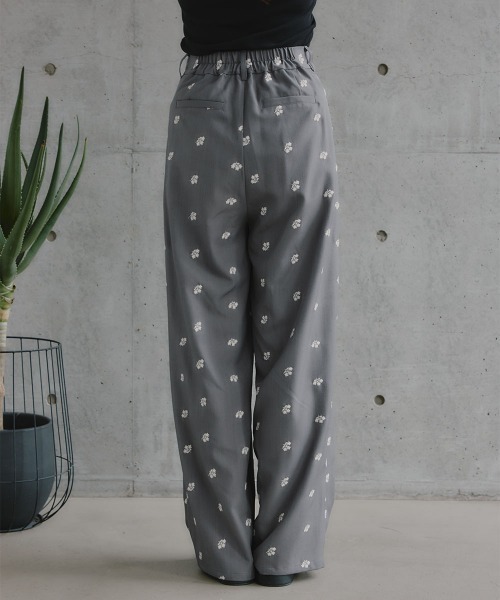 slattgir(スラットジール)の「高身長 花柄刺しゅうツイルタックパンツ(トールサイズ)Essenave(その他パンツ・レディース・グレー/ブラック・TM/T3L/TL/TLL)」の13枚目の写真